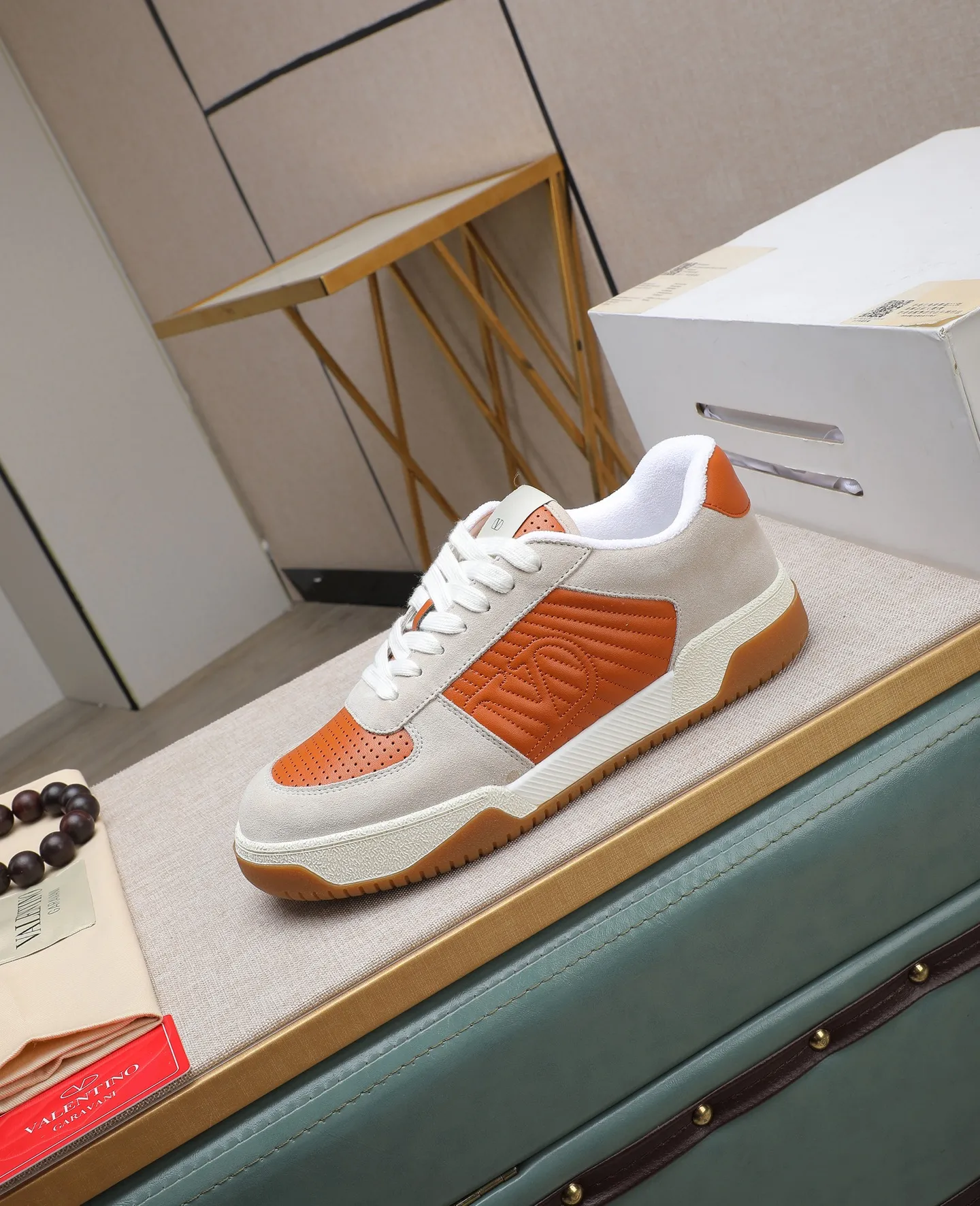 Men's shoes 💰740【Valentino】Couples model, size: Men's model 39-44 (45 customized) Valentino Valentino Couple model Joie de Jouer series Velcro Thick sole Bread shoes Couple model Casual sports shoes White shoes Original purchase and development Production Joie de Jouer series The style is simple but not out of style. The pure white base is paired with fresh green and soft beige, and the unique Velcro design highlights your personality. Every detail tells fashion and quality. Wear it, take a confident step, and start the trend journey. Delivered in exquisite packaging🛍📦 ▪️Material: Original custom imported first-layer cowhide ▪️Inner lining: Original custom made soft sheepskin lining ▪️Outsole: Original open-molded non-slip TPU material ▪️Sole thickness: 3.5CM